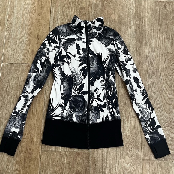 Lululemon Calm & Cozy Jacket in Brisk Bloom - Picture 5 of 11